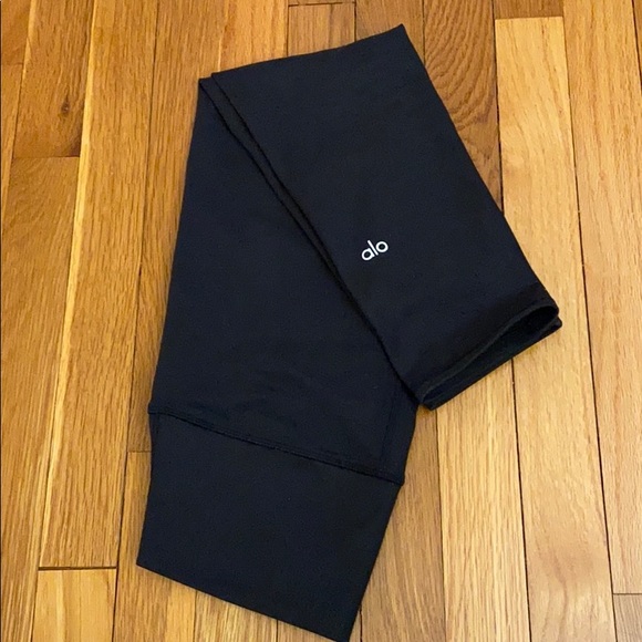 ALO Yoga Pants - Black High-Rise Alo Capri Leggings